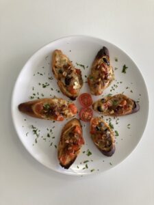 CROSTINI CON TOMATE Y MOZZARELLA.