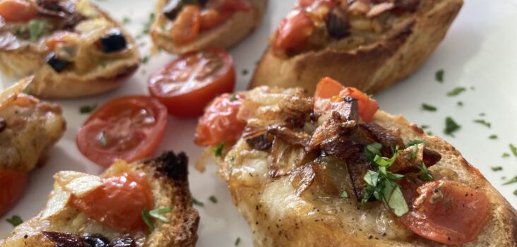 CROSTINI CON TOMATE Y MOZZARELLA.